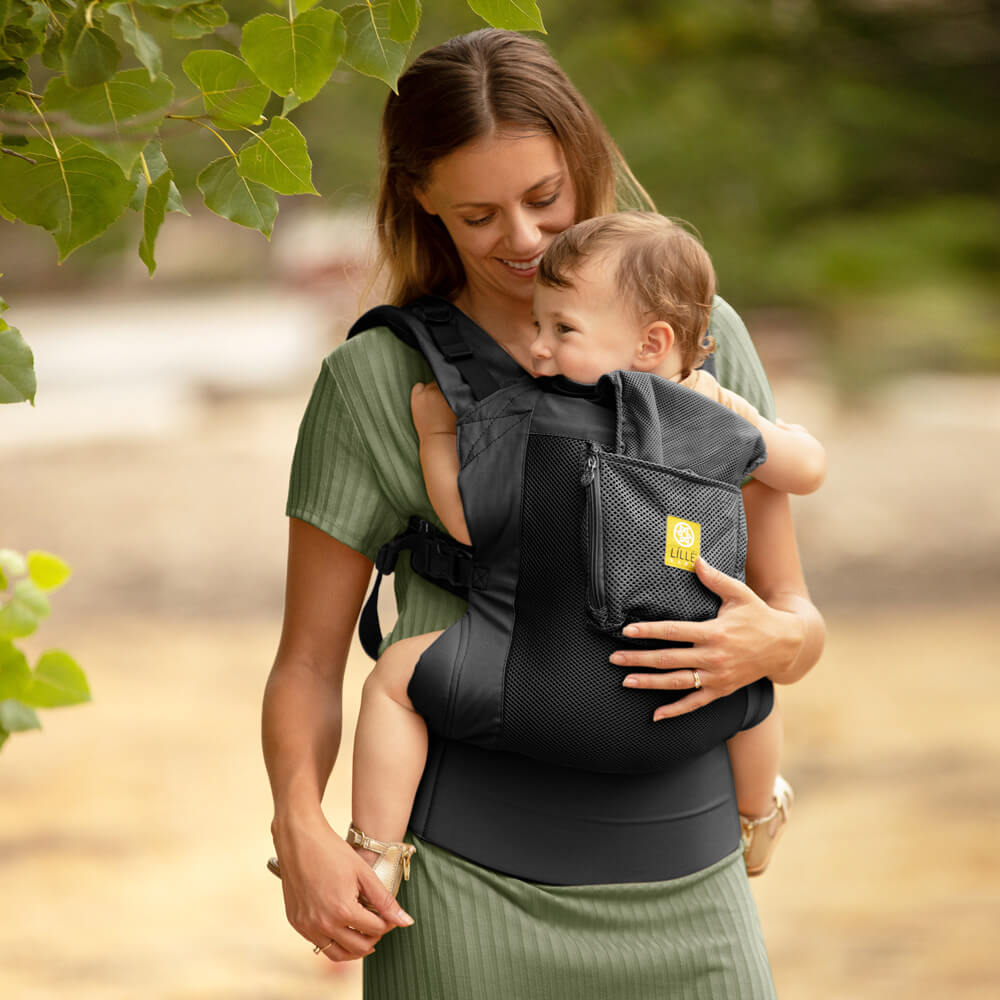 mom wearing baby in lillebaby's carryon airflow in black