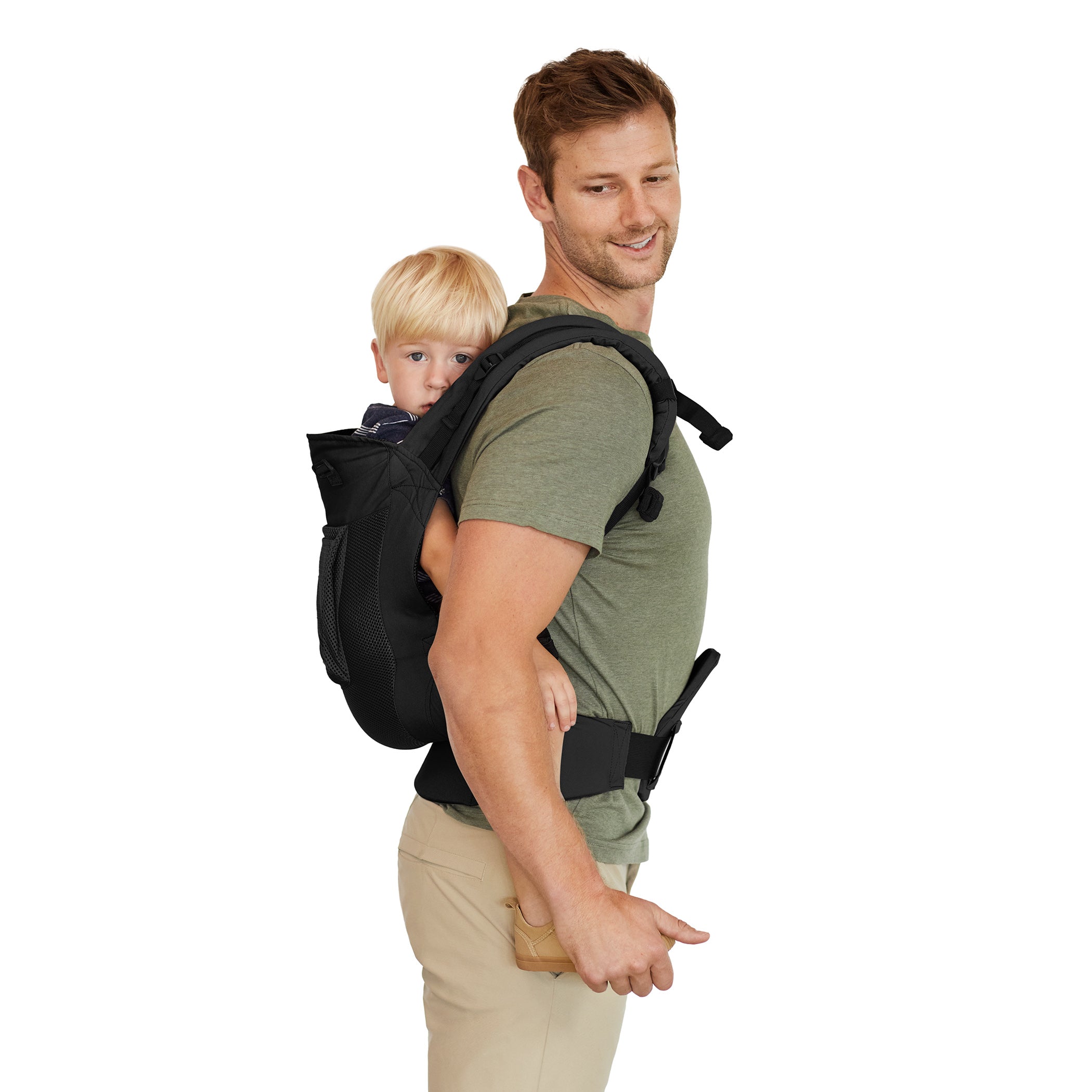 dad wearing toddler carryon airflow in black